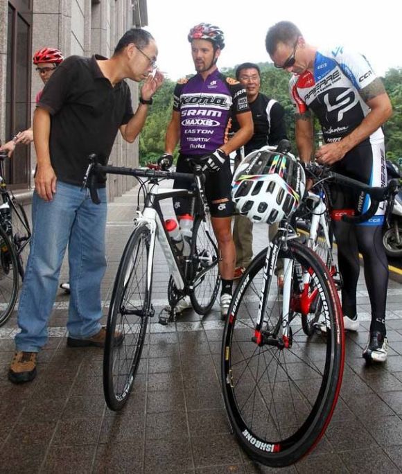 Lee and Cory prepare for the Taiwan KOM Challenge